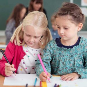doua fetite la gradinita care deseneaza