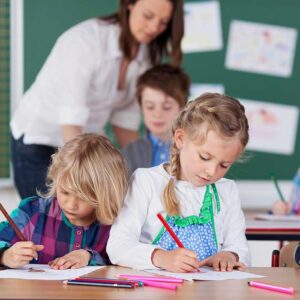 fetita care deseneaza la gradinita