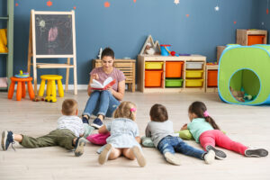 educatoare care citeste povesti la gradinita